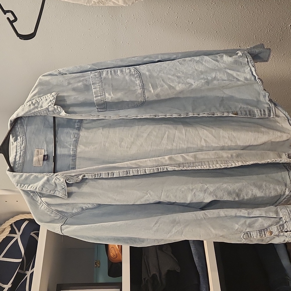 Lightwash denim shirt